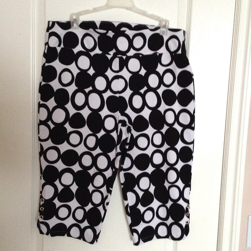 Attyre Women's Capris Pants Size 14 Black White Pull-on Casual Stretchy Comfy